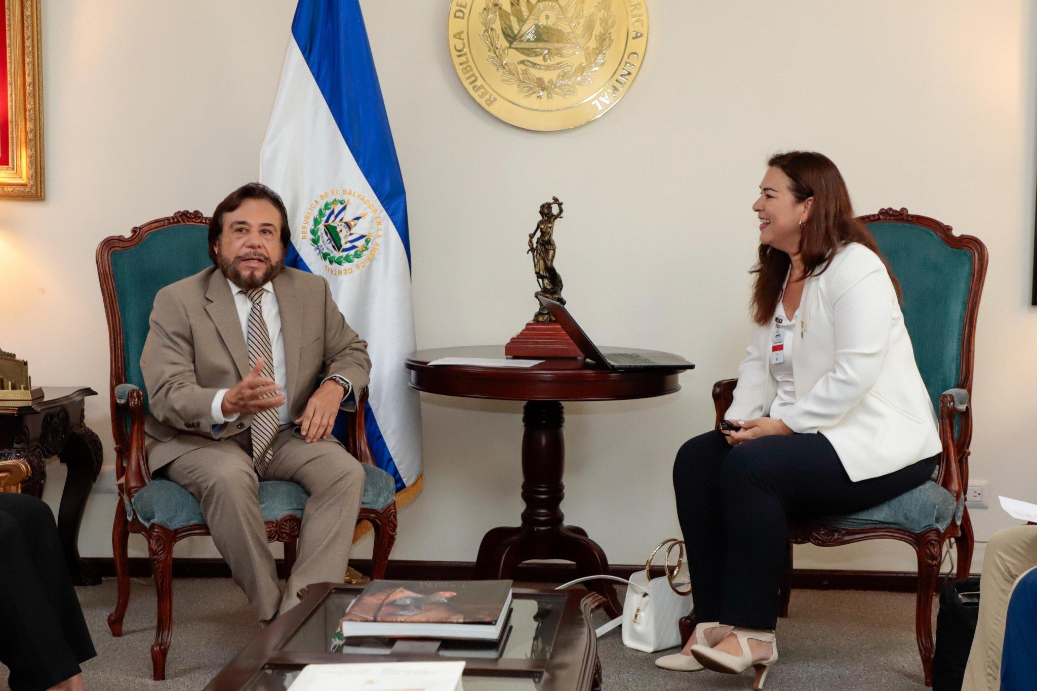Félix Ulloa y Nelly Rodríguez en Casa Presidencial
